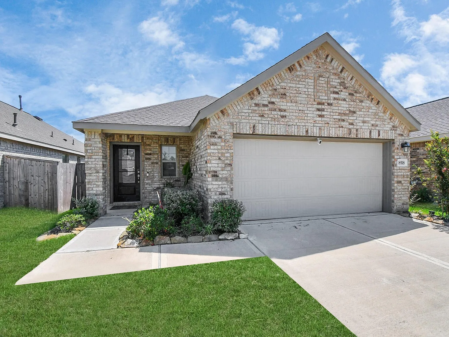 4 bed, 2.0 bath, 1558 sqft, $2,300 — Photo 3