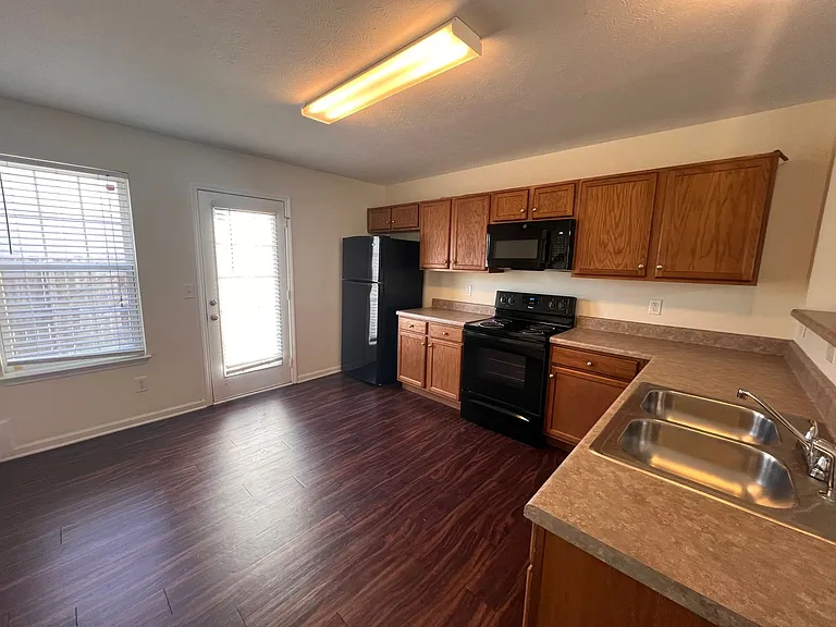 6021 Cullen Dr — Photo 6
