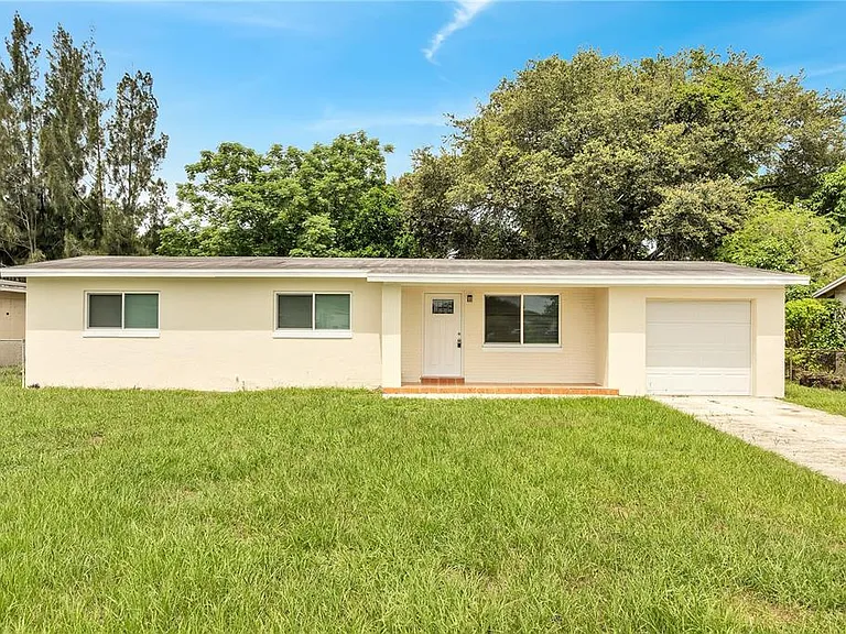 1040 San Luis Dr — Photo 1