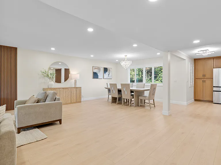 9851 Cloverdale Ave — Photo 14