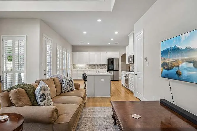 3 bed, 2543 sqft, $4,200 — Photo 4