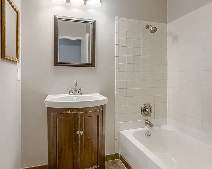 11705 Meredith Ave — Photo 21