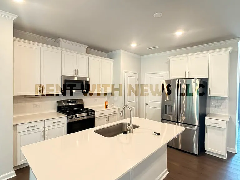 282 Paramount Dr — Photo 9