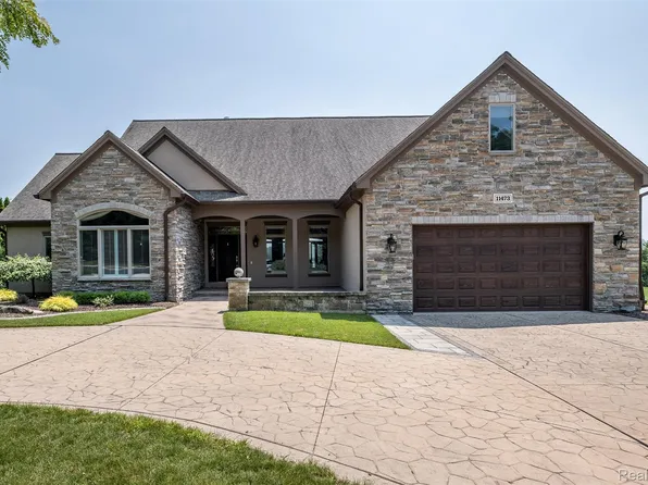 11473 Bay Shore Dr, Fenton, MI 48430