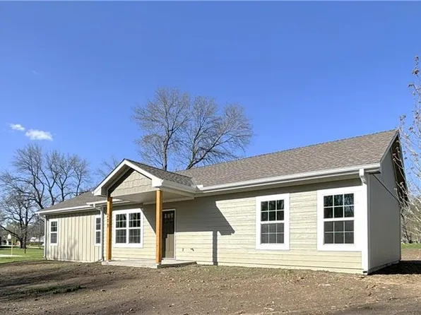 209 E 2nd St, Creighton, MO 64739