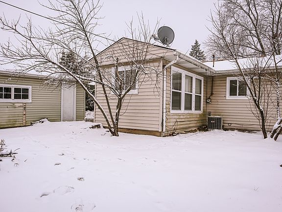 3rd image of 27 Evergreen Ln