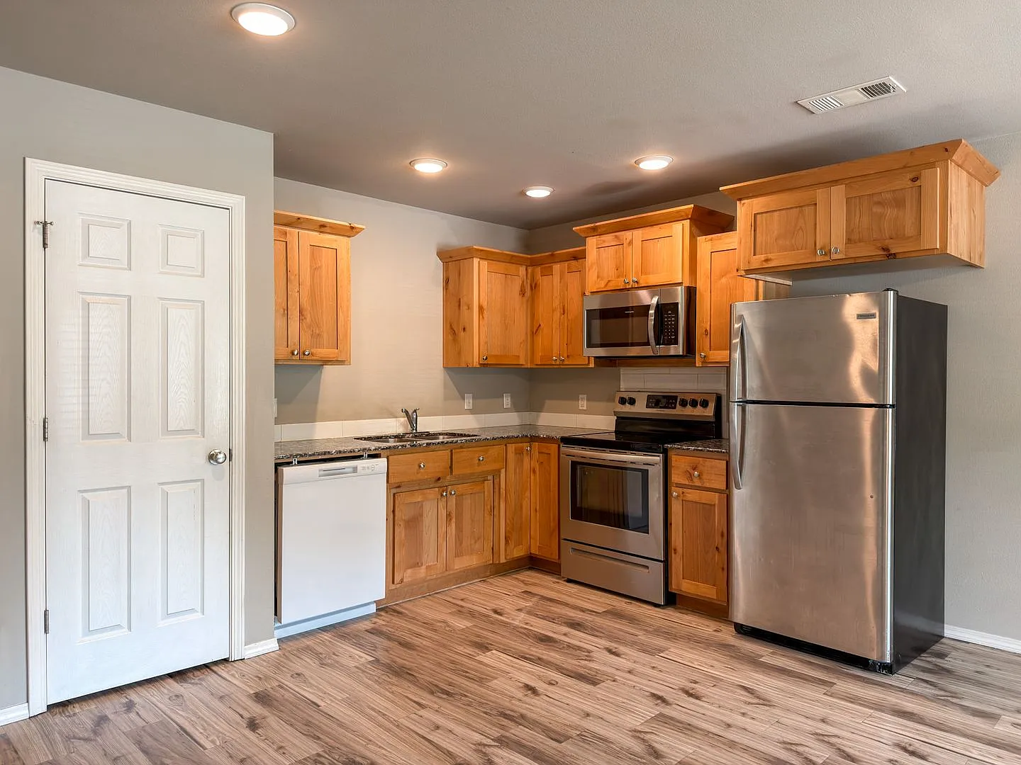 * Half-Off First Month's Rent * Spacious, Fully Electric Duplex - 2 Bedroom, 2 Bathroom — Photo 4