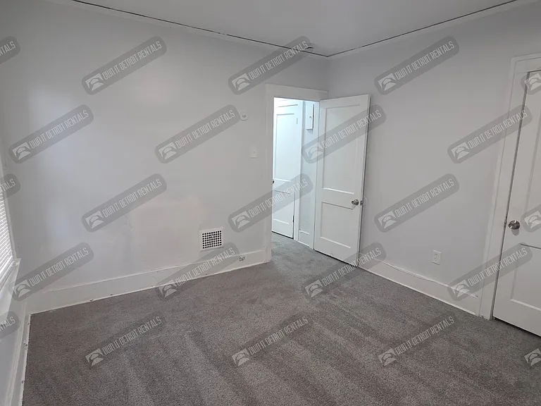 2498 Glendale St — Photo 10