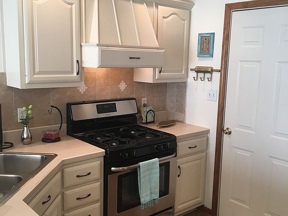 4th image of 687 N Fairview Ct