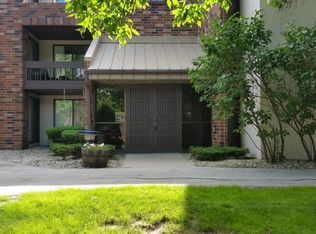 2470 W Good Hope Rd UNIT 172, Glendale, WI 53209