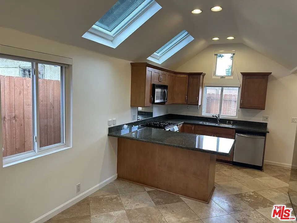 2 bed, 2.0 bath, 1006 sqft, $4,350 — Photo 2