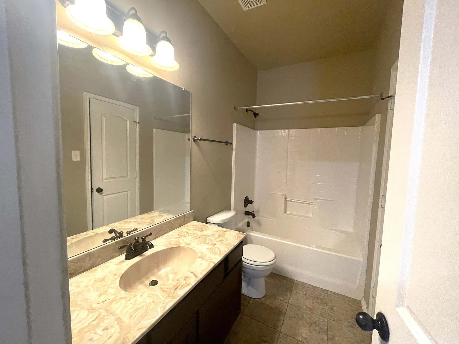 3 bed, 1202 sqft, $1,850 — Photo 4