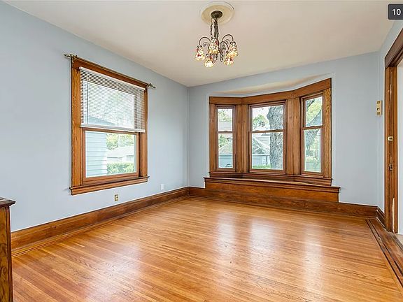 Dining room with bay windows