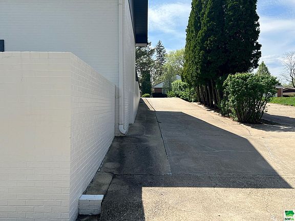 5th image of 3840 Jones St