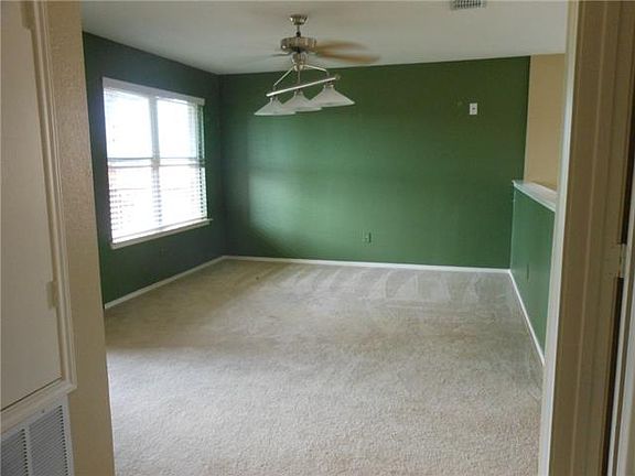 4th image of 2317 Emerald Ln