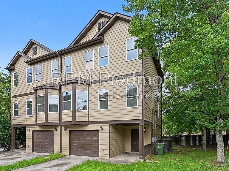 751 Prince Pl NW — Photo 1