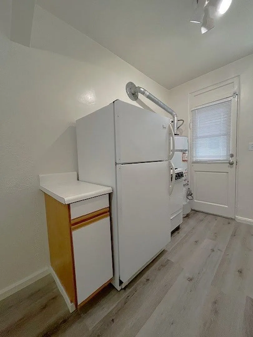 Charming, Studio Freshly Painted, move in ready — Photo 4