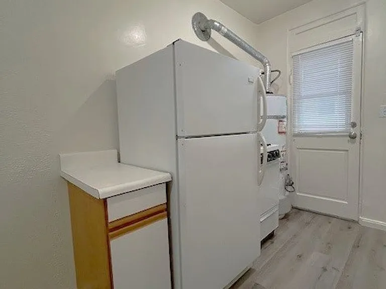 Charming, Studio Freshly Painted, move in ready — Photo 4