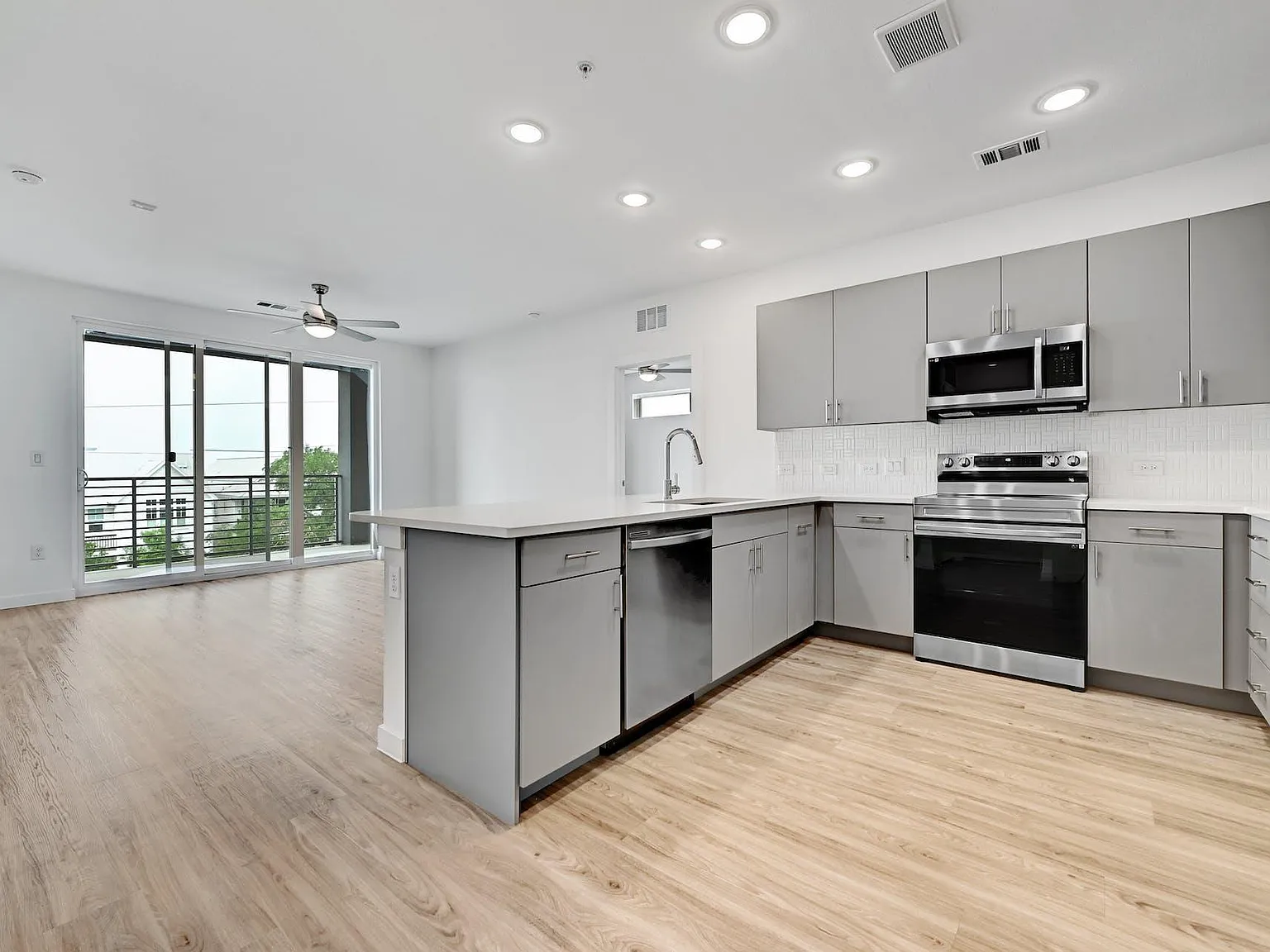 2 bed, 2.0 bath, 966 sqft, $1,975 — Photo 2