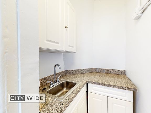 3rd image of 1043 Lexington Ave #4R