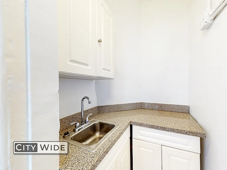1043 Lexington Ave #4R — Photo 3