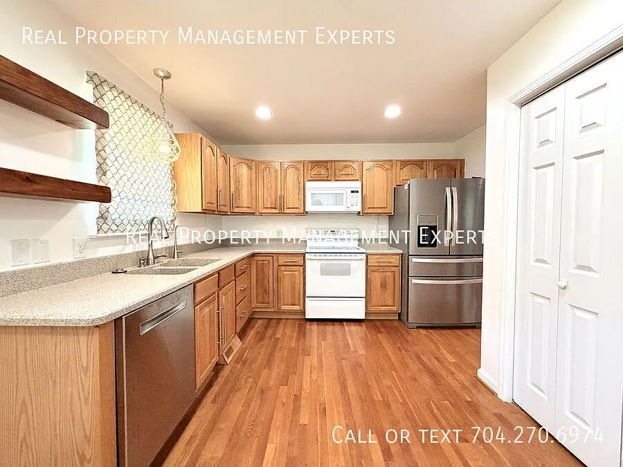 Beautiful 4BR/2BA Home in Charlotte! — Photo 3