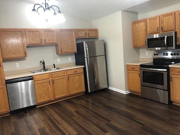 5th image of 446 Elizabeth Ln