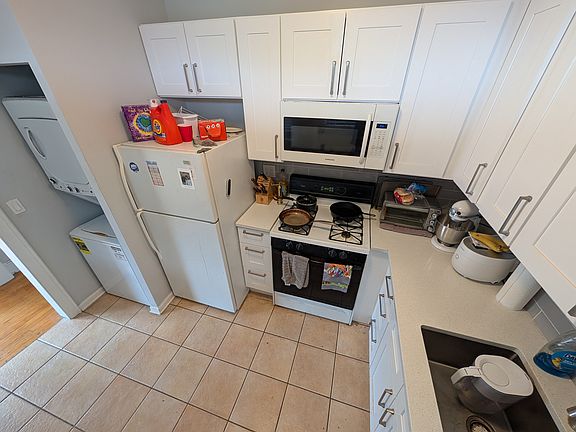 4th image of 1616 W Cornelia Ave #3