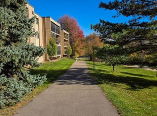 5627 Green Circle Dr APT 121, Minnetonka, MN 55343