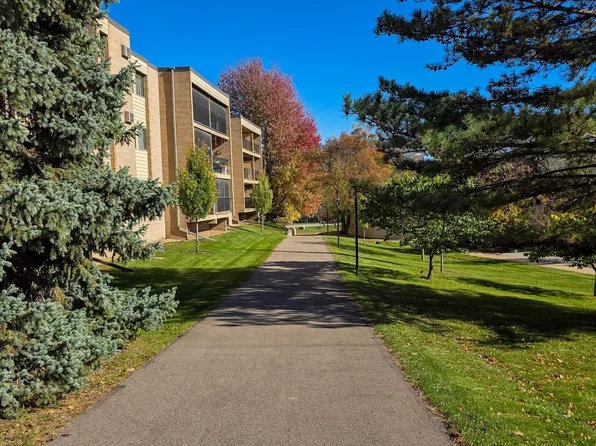 5627 Green Circle Dr APT 121, Minnetonka, MN 55343