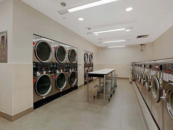 4th image of 230 W 55th St APT 24D