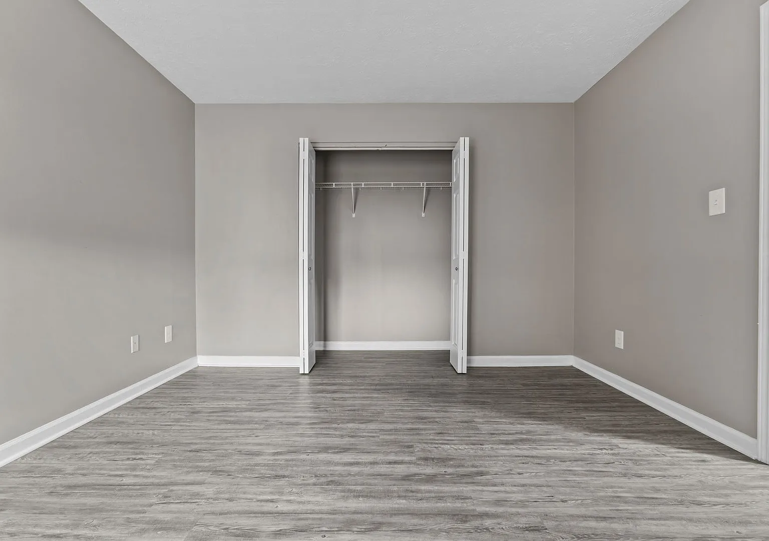 Spacious Cove Springs 3 & 4 Bedrooms — Photo 4