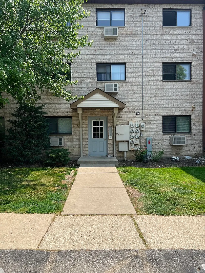 2 bed, 900 sqft, $1,600 — Photo 1