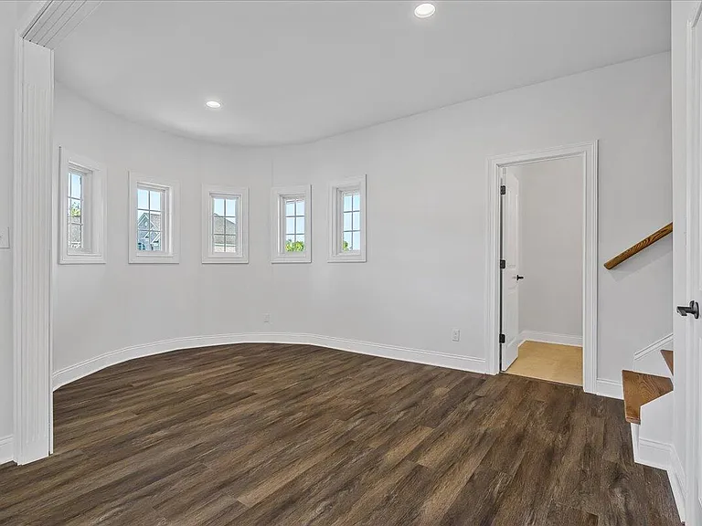 413 Weston Park — Photo 7