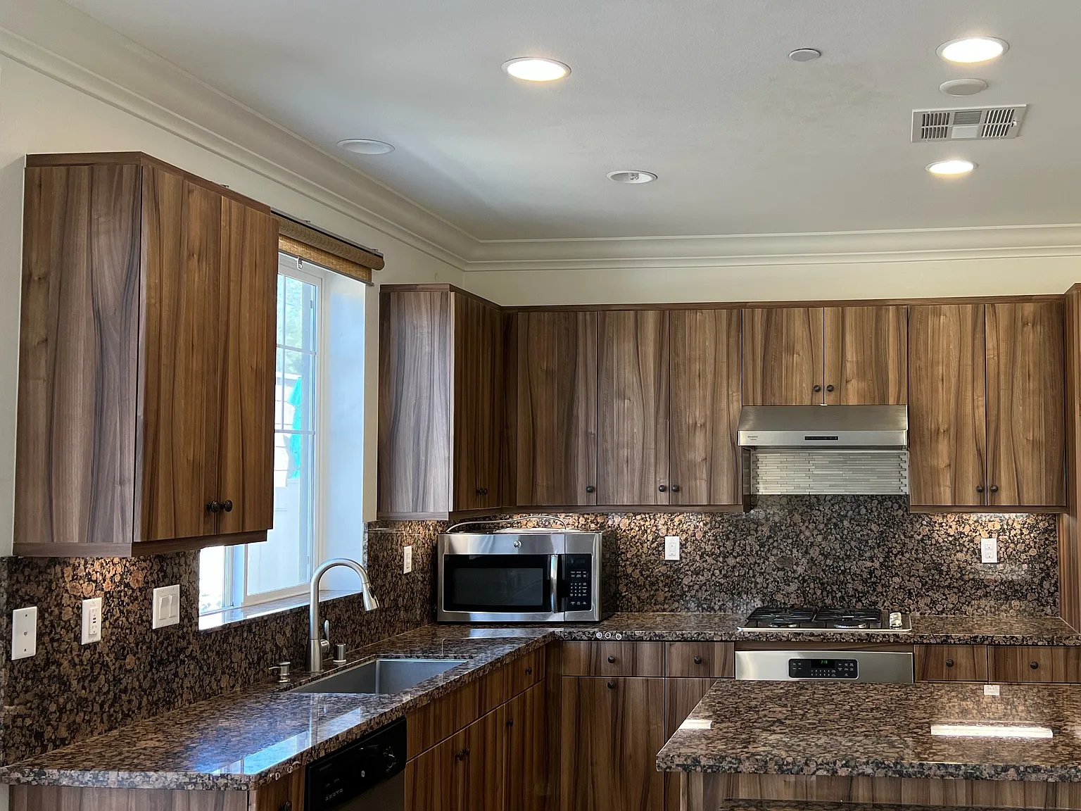 3 bed, 2.5 bath, 1685 sqft, $3,700 — Photo 3