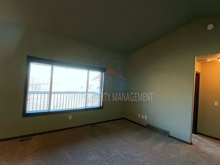 3210 E 3rd St — Photo 29