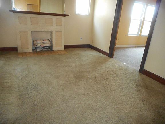2nd image of 913 Poplar St