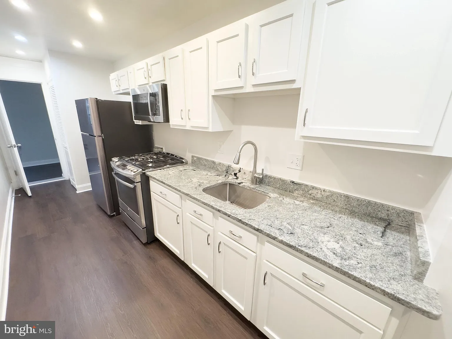 3 bed, 900 sqft, $3,000 — Photo 2