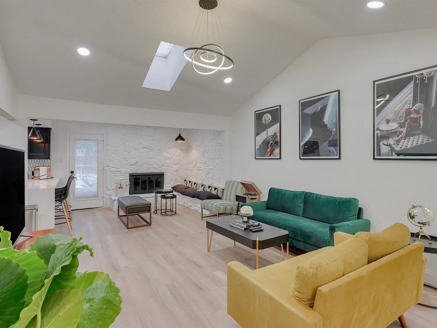 4 bed, 1941 sqft, $8,750 — Photo 3