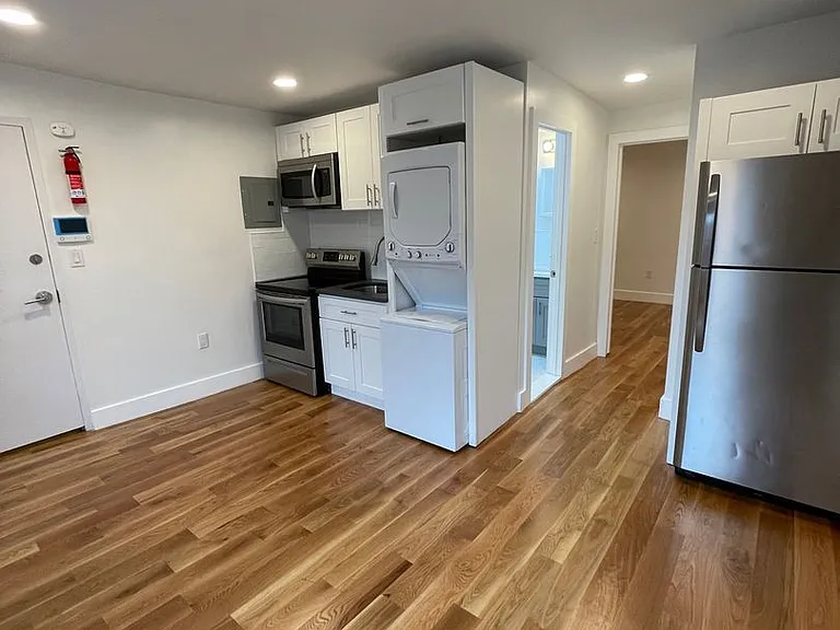 190 Broadway — Photo 3