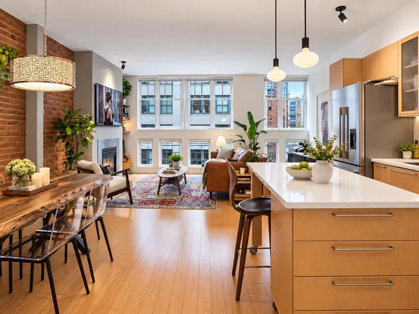 1072 Hamilton St #401, Vancouver, BC V6B 2R9