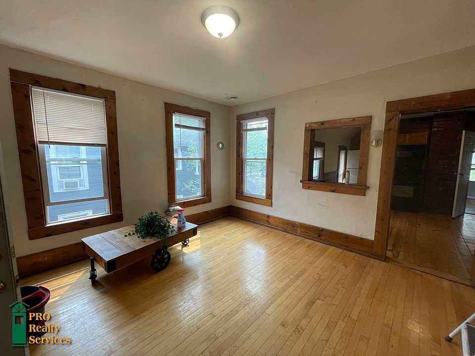 1st image of 2208 2nd St NE #2