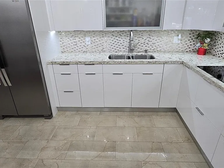 1345 W 41st St #6 — Photo 12