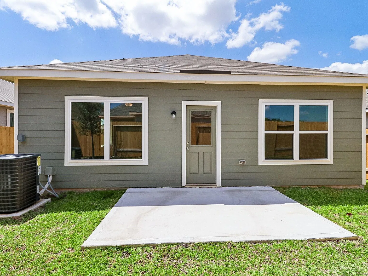 3 bed, 2.5 bath, 1815 sqft, $2,585 — Photo 2