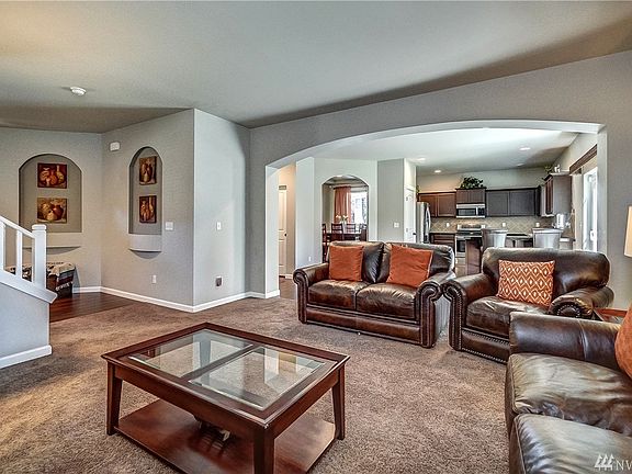 Built-in art niches to display your favorite pieces and arched entry ways give classy architectural design to the home. 