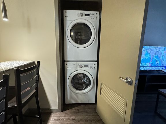 5th image of 425 E Washington St APT 403