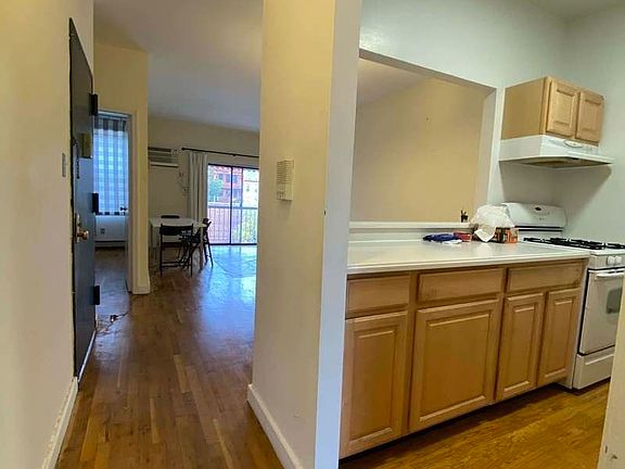 2nd image of 124 15th St #3R