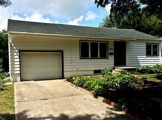 304 1st Ave, Hiawatha, IA 52233