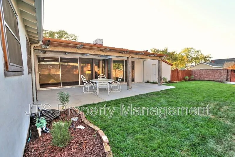 3 bed, 2.0 bath, 1379 sqft, $2,895 — Photo 4