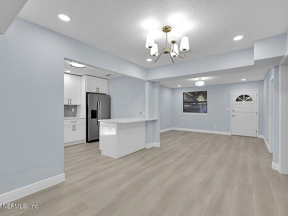 4th image of 2531 E BURLINGAME Drive